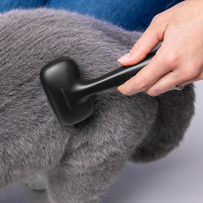 Tweezerman Dog and Cat Slicker Brush for Small Pets, Grooming Brush with Coated Bristles to Prevent Scratching and Ergonomic Handle